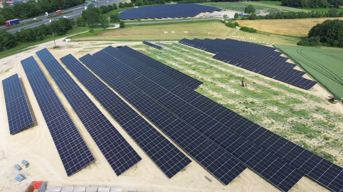 Solarpark mit großen Modulflächen an der Autobahnbrücke im Kreis Paderborn