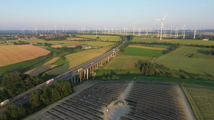 Solarpark am Autobahnkreuz Wünnenberg-Haaren mit Windpark im Hintergrund