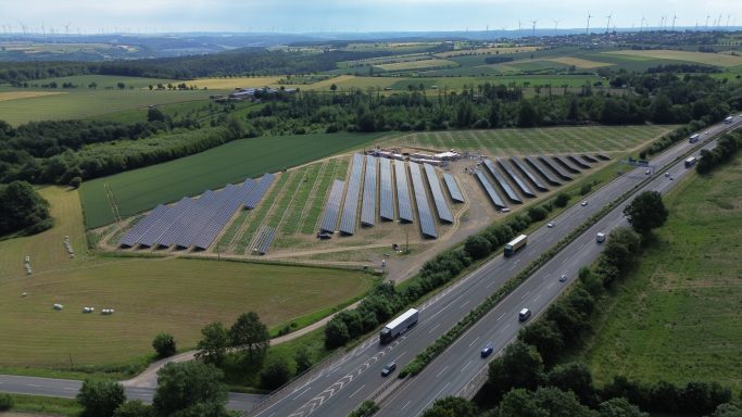 Freiflächen-Photovoltaikanlage entlang der Autobahn bei Bad Wünnenberg-Haaren